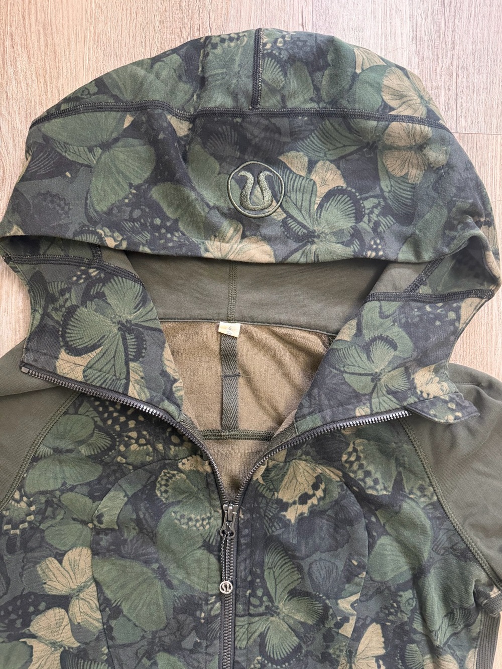 Lululemon Athletica Scuba Hoodie Size 6 Green Butterfly Biggie So Fly Camouflage - Picture 3 of 9